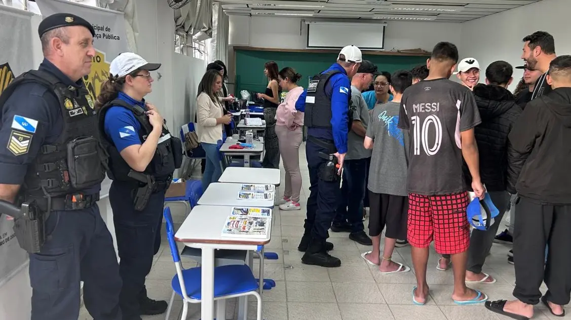 Guardas municipais e agentes de trânsito incentivam jovens a entrar no serviço público