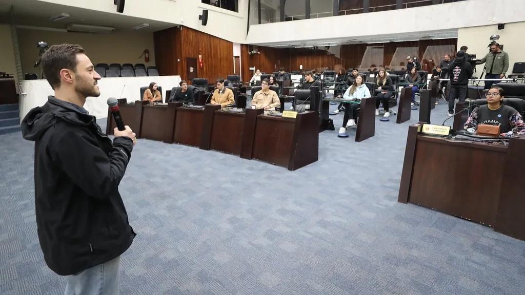 Alunos participam de projeto da Assembleia e simulam campanha eleitoral