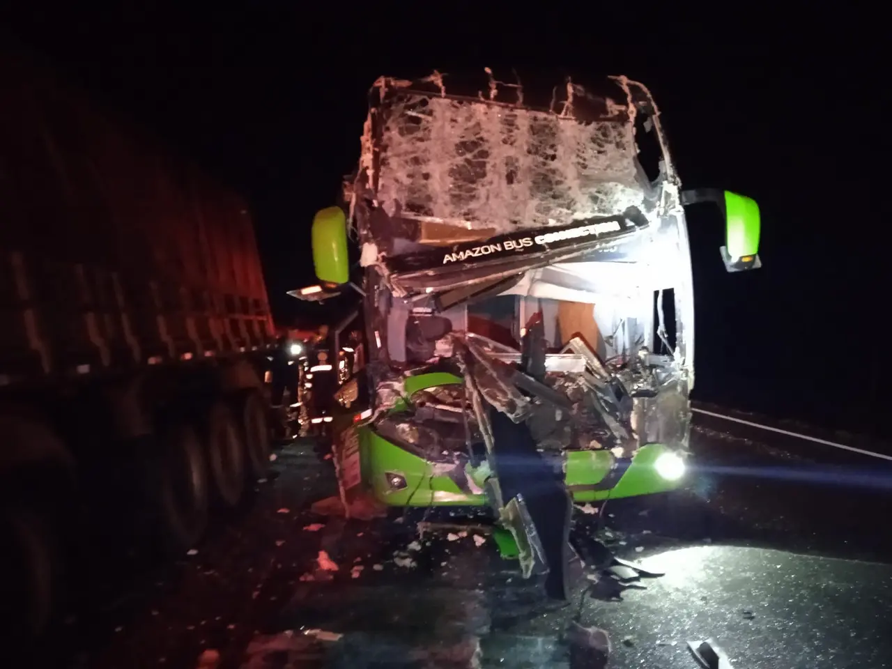 Motorista de ônibus morre em colisão traseira na BR-376, em Ponta Grossa