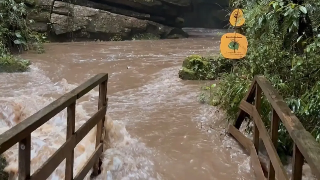Chuva intensa faz água ultrapassar passarela no Buraco do Padre; veja
