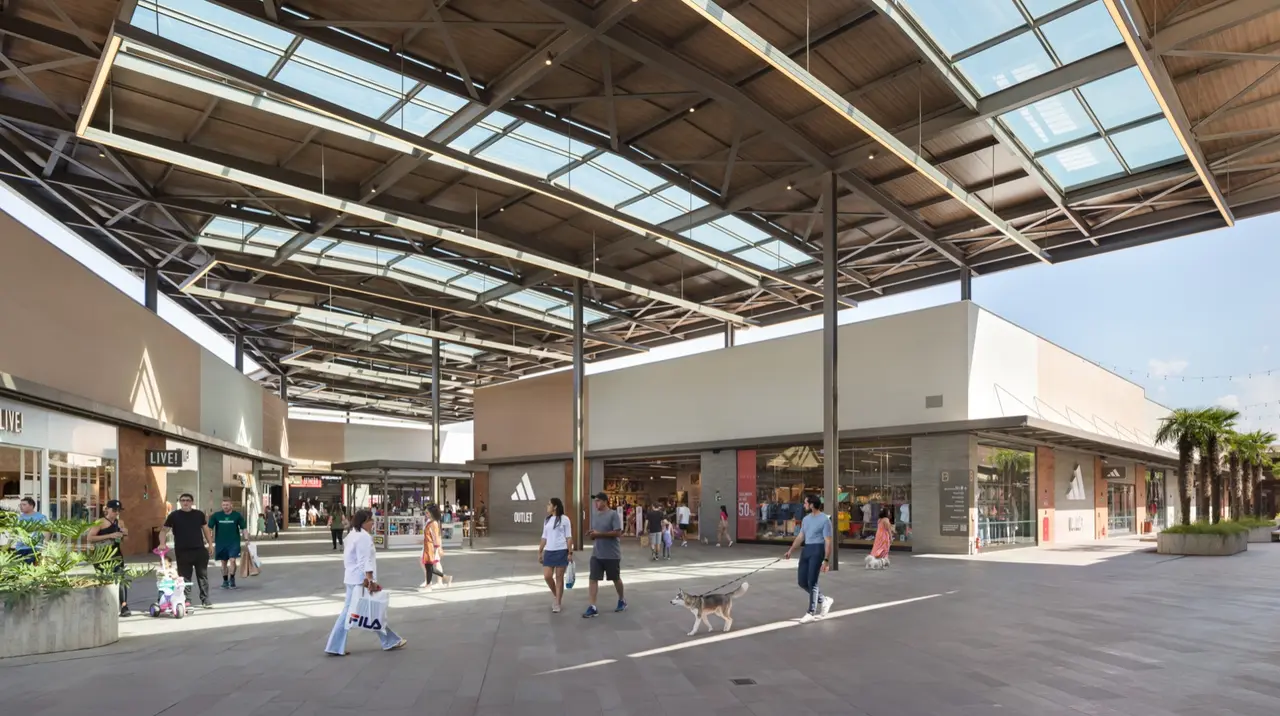 Terça do tênis e quinta das crianças: outlet aposta em dias de descontos especiais