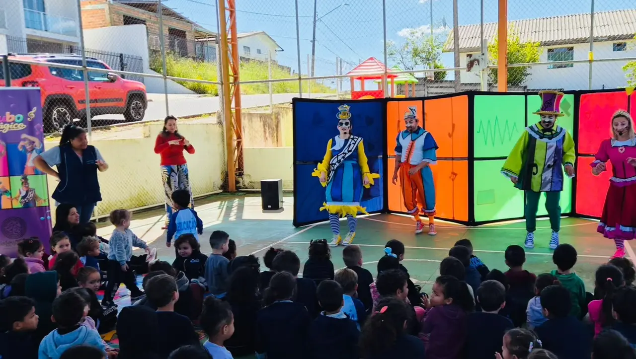 Com música, fantasia e inclusão, espetáculo infantil chega a 12 escolas e CMEIs