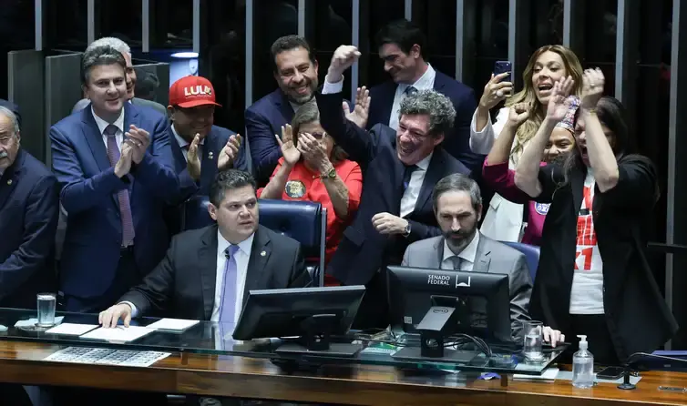Com fim da escala 6x1, jornada já cai para 40 horas semanais? Entenda