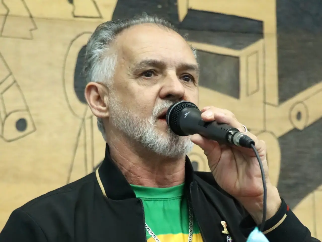Florenal reclama do preço de jantar de Moro e divulga o próprio restaurante na Câmara