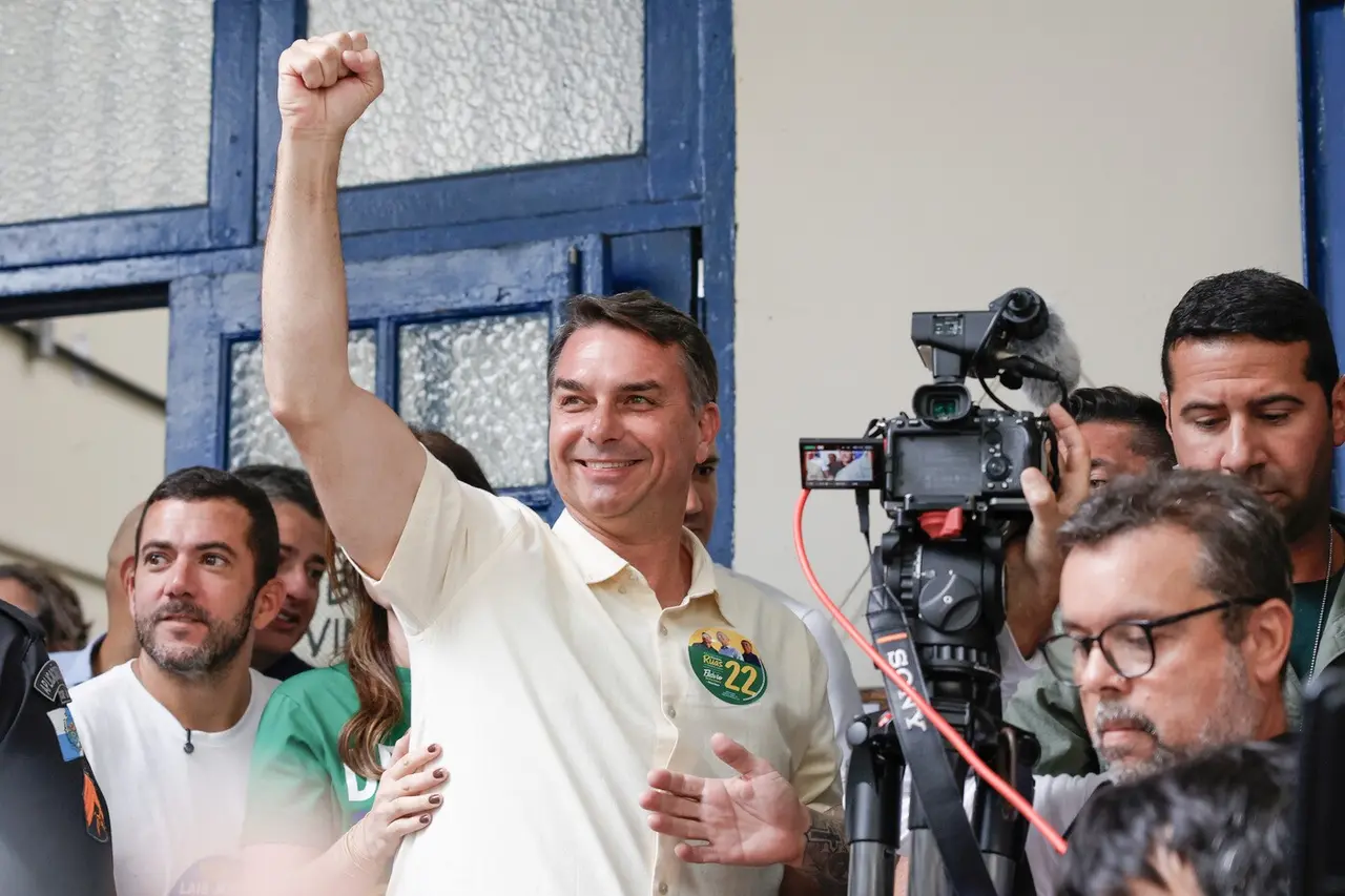 Oposição capitaliza discurso antissistema para virada de Flávio ainda no 1º turno
