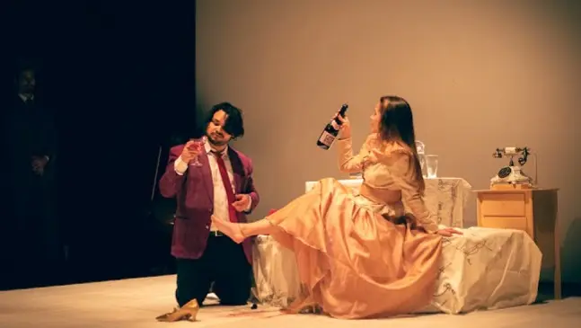 Peça gratuita de teatro propõe jogos de sedução e manipulação em crítica às relações de poder