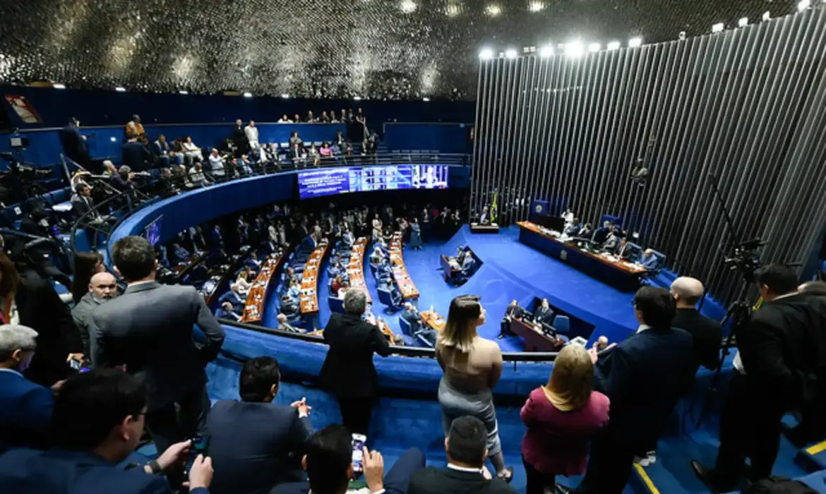 Senado aprova fim da escala 6x1 com 75 votos favoráveis e apenas 1 contrário