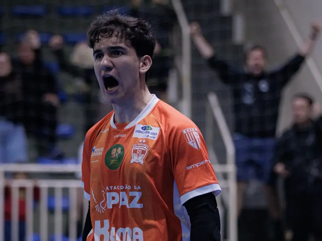 Jovem goleiro Sansana brilha nos pênaltis para classificar ACGF na Série Bronze