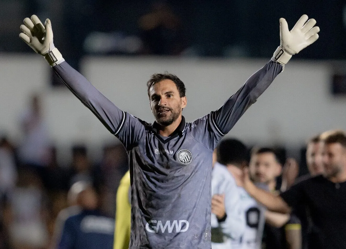 Alberto Valentim promove mudança no gol do Operário para duelo com o América-MG