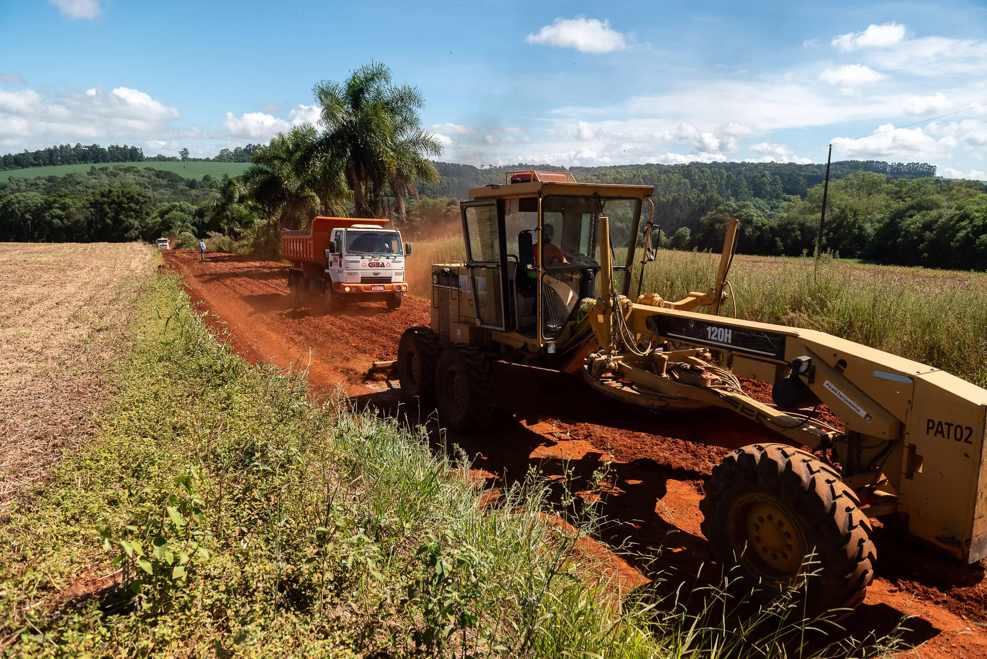 Obras de alargamento nas estradas rurais de Uvaia e Guaragi em PG