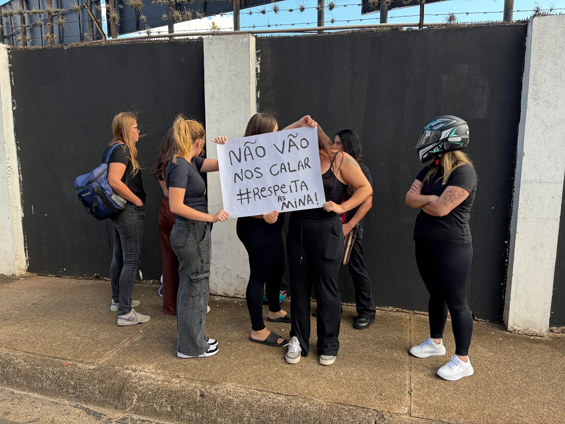Andressa Urach zomba de torcedoras do Operário em protesto contra empresa de conteúdo adulto