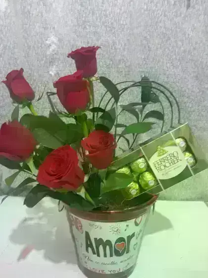 Kit Balde Rosas com Bombons Ferrero Rocher e Rosas Importadas / Vermelhas / 06 Unidades