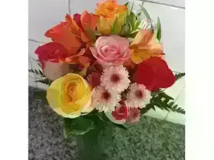 Arranjo no Vaso com Flores Mistas da Epoca - Colorido