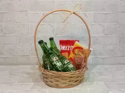 Cesta de Cerveja com Copo e Aperitivos - Heineken