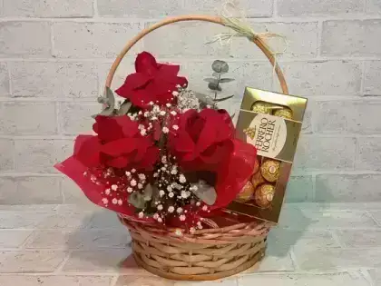 Cesta com 3 Rosas Dobradas - Ferrero 8 Unidades