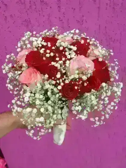 Buquê 18 Rosas Vermelhas 8 Rosas em Tons Rosados