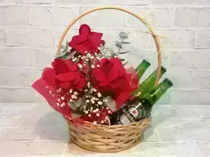 Cesta com Arranjo com 3 Rosas Vermelhas Dobradas + 3 Cervejas - Heineken