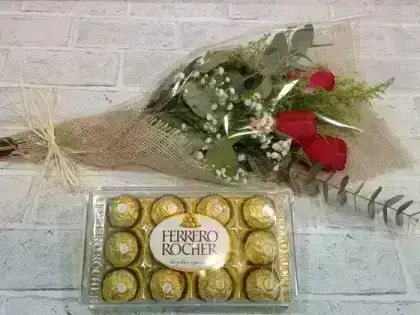 Ramalhete com 3 Rosas Vermelhas na Juta - Ferrero 12 Unidades