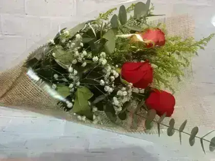 Ramalhete com 3 Rosas Vermelhas na Juta