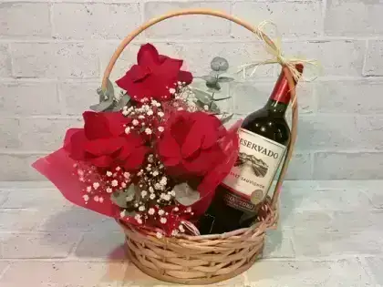Cesta com 3 Rosas Dobradas - Garrafa de Vinho Importado