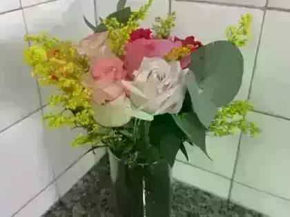 Arranjo no Vaso com Flores Mistas da Epoca - Tons Rosados