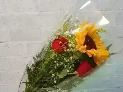 Ramalhete de Girassol + 2 Rosas Vermelhas