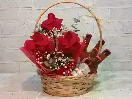 Cesta com Arranjo com 3 Rosas Vermelhas Dobradas + 3 Cervejas - Budweiser