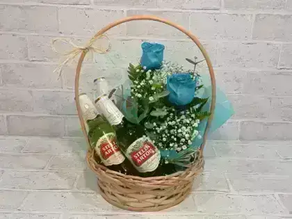 Cesta com Arranjo com 2 Rosas Azuis + 3 Cervejas - Stella Artois