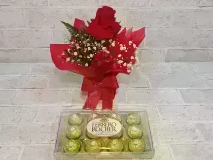 Arranjo com 1 Rosa Dobrada Vermelha - Ferrero 12 Unidades