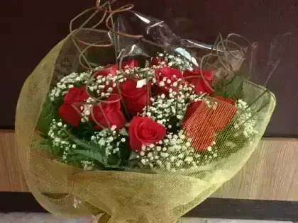 Buque de Rosas Vermelhas na Tela - Ferrero 12 Unidades