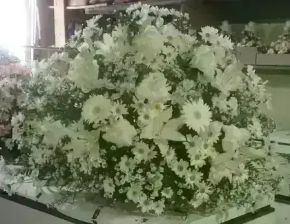 Leque Astromélias, Liríos, Rosas, Gérberas Brancas