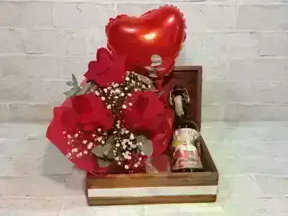 Bau com Arranjo de 3 Rosas + Cerveja Roleta Russa - Vermelho