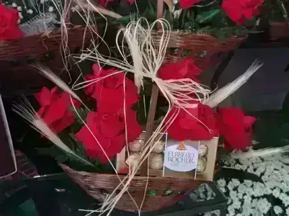 Cesta Grande Choco Rosas Dobradas - Ferrero 8 Unidades