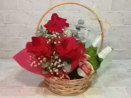 Cesta com Arranjo com 3 Rosas Vermelhas Dobradas + 3 Cervejas - Stella Artois