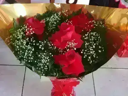 Buquê de Rosas Dobradas Manualmente - 4 Rosas