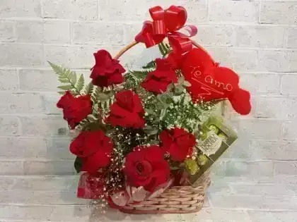 Cesta Choco Rosas Dobradas + Coração Pequeno - Ferrero 8 Unidades