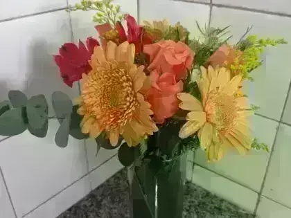 Arranjo no Vaso com Flores Mistas da Epoca - Tons Laranjados