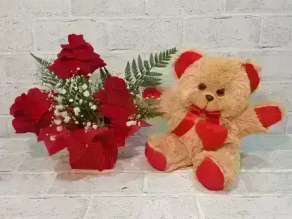 Arranjo de 3 Rosas Vermelhas Dobradas Manualmente - + Urso de Pelucia Pequeno