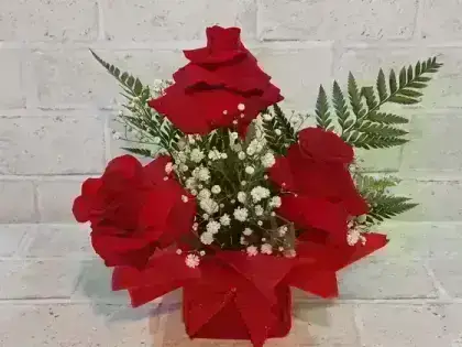 Arranjo de 3 Rosas Vermelhas Dobradas Manualmente