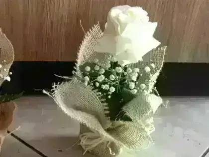 Arranjo de 1 Rosa Dobrada na Juta - Branca