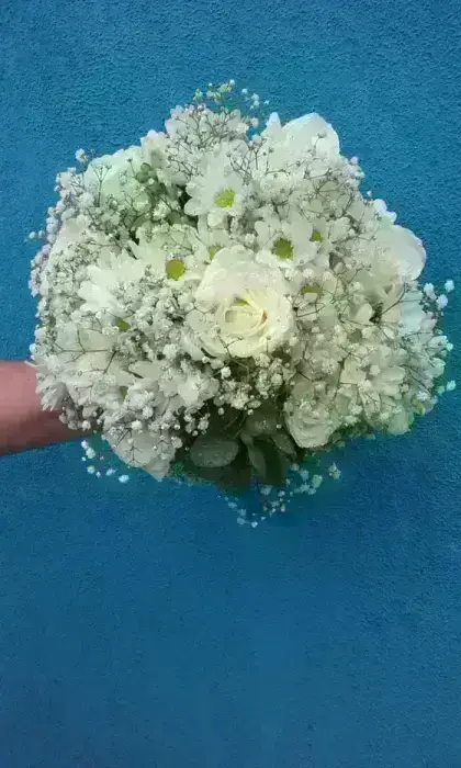 Buquê com 12 Rosas Brancas Margaridas e Suculenta
