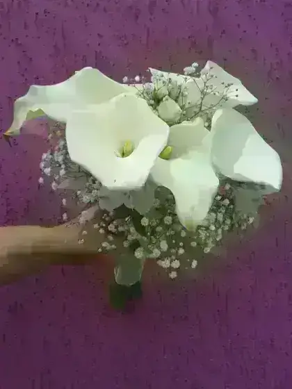 Buquê com Copo de Leite e Mini Rosas Brancas