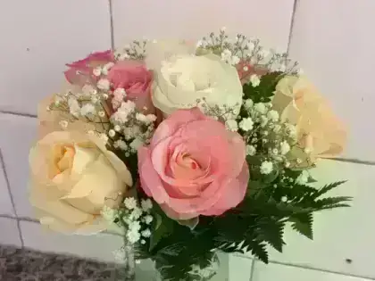 Vaso com Rosas em Tons Claros - 12 Rosas