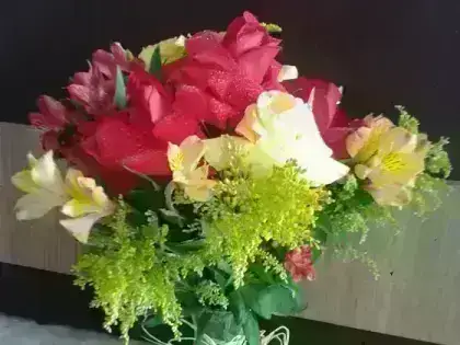 Vaso com Rosas Dobradas e Astromelias