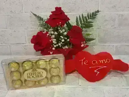 Arranjo com 3 Rosas Dobradas Vermelhas + Chocolates + Coração Pequeno - Ferrero 12 Unidades