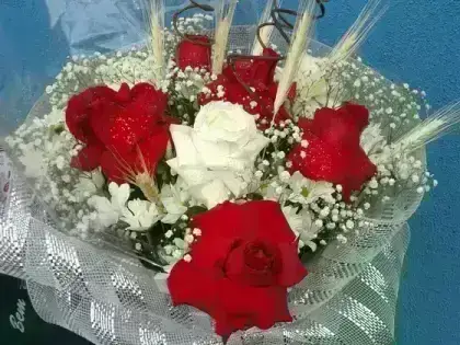 Buquê de Rosas em 2 Cores Dobradas Manualmente, na Tela - Ferrero 8 Unidades