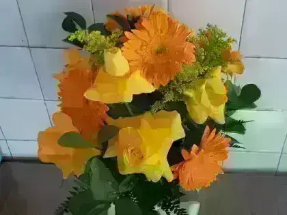 Vaso com Rosas Dobradas e Gerberas