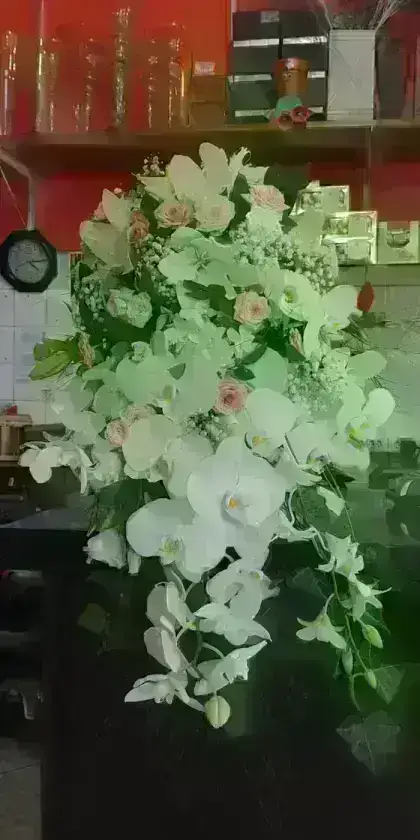 Buquê de Orquídeas Brancas Lírios Brancos