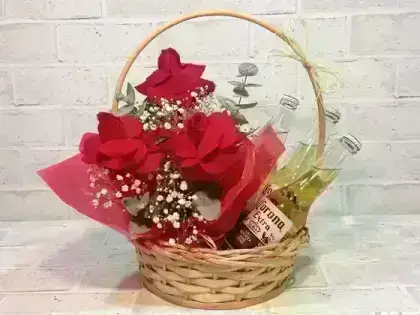 Cesta com Arranjo com 3 Rosas Vermelhas Dobradas + 3 Cervejas - Corona Extra