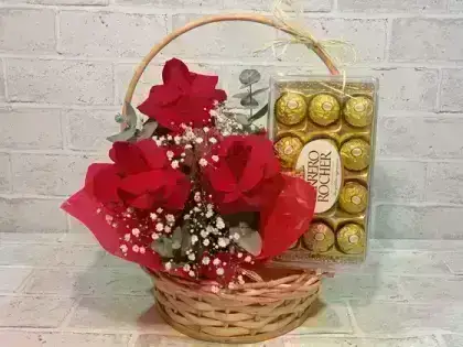 Cesta com 3 Rosas Dobradas - Ferrero 12 Unidades